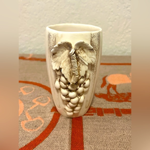 2 VTG Giovanelli Pottery Mugs. Grape Vine Design. Signed Giovanelli. - Picture 3 of 7